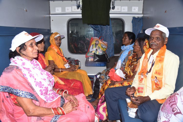 बुजुर्गाे की आंखों में बरसो से पल रही तीर्थ यात्रा की अभिलाषा हुई पूरी