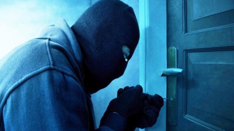 रेलवे आरक्षण केंद्र में नकाबपोश चोर ने मचाया उत्पात, CCTV घुमाकर उड़ाए नकद