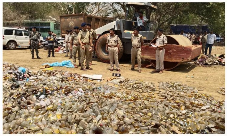 करोड़ों की जब्त शराब पर चला प्रशासन का बुलडोजर, इतने हजार लीटर अवैध शराब किया नष्ट…..