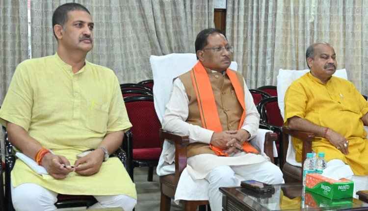 मुख्यमंत्री विष्णु देव साय ने जनप्रतिनिधियों और अधिकारियों के साथ सुनी ‘मन की बात’ की 121वीं कड़ी…