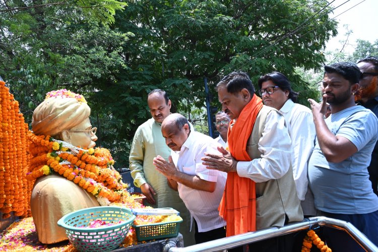 उत्कल गौरव स्वतंत्रता संग्राम सेनानी मधुसूदन दास का जयन्ती पर महापौर मीनल चौबे, उत्तर विधायक पुरंदर. मिश्रा, सभापति सूर्यकान्त राठौड़, संस्कृति विभाग अध्यक्ष अमर गिदवानी, एमआईसी सदस्य विशिष्टजनों ने किया सादर नमन