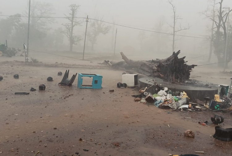 Weather Update : छत्तीसगढ़ में आंधी-बारिश ने मचायी तबाही, कहीं घर की छत उड़ी, तो कहीं गिरे पेड़