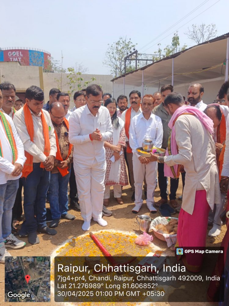 ग्रामीण विधायक मोतीलाल साहू ने एमआईसी सदस्य, वार्ड पार्षद सहित गोगांव के स्वामी आत्मानंद उत्कृष्ट स्कूल में रंगमंच, शेड, प्रार्थना शेड निर्माण, सूर्यनगर में सामुदायिक भवन निर्माण हेतु किया भूमिपूजन