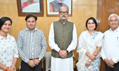 राज्यपाल श्री डेका से छत्तीसगढ़ राज्य केश शिल्प कल्याण बोर्ड के अध्यक्ष ने सौजन्य भेंट की