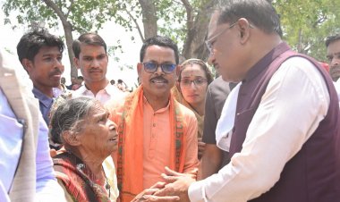 बिना तामझाम, सीधे संवाद: मुख्यमंत्री श्री साय ने शासकीय योजनाओं के क्रियान्वयन की समीक्षा की