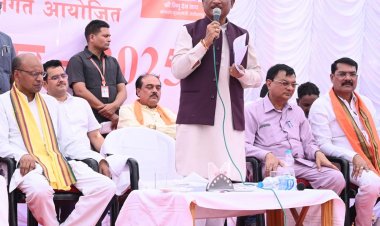 कोरबा जिले के पाली विकासखंड के ग्राम मदनपुर में उतरा मुख्यमंत्री का हेलीकॉप्टर, समाधान शिविर में हुए शामिल