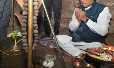 मुख्यमंत्री ने तेरहवीं शताब्दी के प्राचीन शिव व हनुमान मंदिर के किए दर्शन