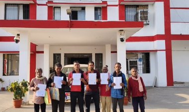 नावापारा के कृषक भू-नक्शा की मांग को लेकर जनदर्शन में पहुंचे,  कलेक्टर संजय कन्नौजे ने दिया आश्वासन शीघ्र मिल जायेगा नक्शा