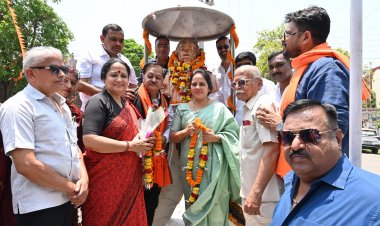 गुरूदेव रविन्द्रनाथ टैगोर का 164 वीं जयंती पर महापौर  मीनल चौबे, दक्षिण विधायक सुनील सोनी, संस्कृति विभाग अध्यक्ष अमर गिदवानी, पार्षदों, विषिष्टजनों, आमजनों ने किया सादर नमन