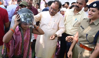 मुख्यमंत्री  विष्णु देव साय ने चौपाल में अपने हाथों से दो युवाओं को पहनाया हेलमेट