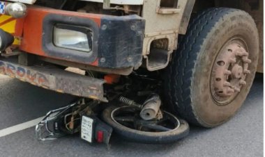 ACCIDENT NEWS : ट्रक में जा घुसी तेज रफ्तार बाइक, तीन लोगों की मौके पर दर्दनाक मौत
