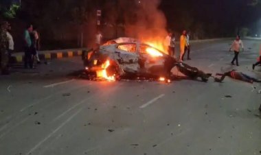 ACCIDENT NEWS : अनयंत्रित होकर स्ट्रीट पोल से टकराई कार, एक युवक की मौके पर मौत, गाड़ी जलकर खाक
