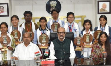 राज्यपाल  रमेन डेका से 10वीं एवं 12वीं बोर्ड परीक्षाओं के प्रावीण्य सूची में स्थान बनाने वाले विद्यार्थियों ने की मुलाकात