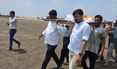 धरसींवा विधायक अनुज शर्मा ने सड़क हादसे में मृतकों को दी श्रद्धांजलि, अंतिम संस्कार में हुए शामिल