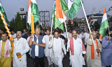 *तिरंगा यात्रा में उमड़े लोग, कहा पाकिस्तान से बदला पूरा*