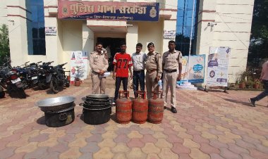 बर्तन चोरी करने वाले शातिर चोर सरकण्डा पुलिस के गिरफ्त में चोरी किये बर्तन किमती 25000 का मषरूका बरामद 