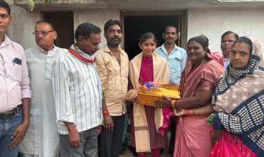 टॉपर बेटियों से भेंट करने पहुंची विधायक चातुरी नंद....शाल, श्रीफल एवं गिफ्ट भेंटकर किया सम्मानित