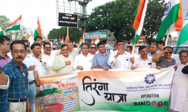 आतंकवाद पर विजय के बाद शहर में आयोजित तिरंगा यात्रा में शामिल हुए चेंबर अध्यक्ष  सतीश थौरानी एवं चेंबर पदाधिकारिगण