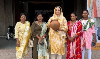 पार्षद अर्जुमन ढेबर ने वार्ड में जल संकट की समस्या पर निगम पर उठाए सवाल समाधान शिविर में शिकायतकर्ताओं के साथ खाली मटका लेकर किया प्रदर्शन