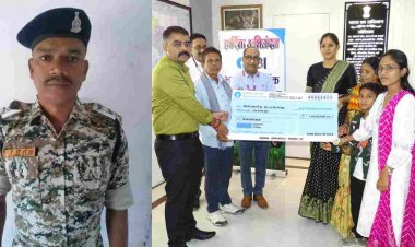 नक्सल हमले में शहीद के परिवार को मिला पुलिस सैलरी पैकेज का लाभ, इतने करोड़ का दिया गया चेक…