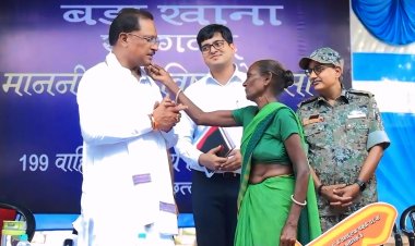 यह दृश्य केवल एक पक्का घर मिलने की ख़ुशी नहीं, बल्कि शासन पर एक माँ का वात्सल्यपूर्ण विश्वास था।