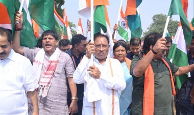 देशभक्तिपूर्ण गीतों के साथ जशपुर के चराईडांड में निकाली गई तिरंगा यात्रा