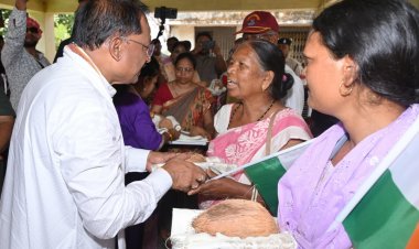 तिरंगा यात्रा में शहीदों के परिजनों को मुख्यमंत्री साय ने शाल और श्रीफल भेंटकर जताया श्रद्धा और सम्मान…
