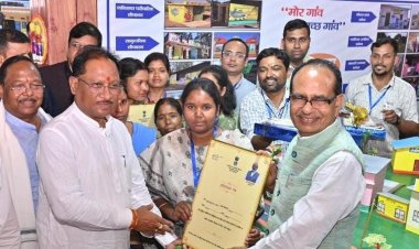 छत्तीसगढ़ राज्य ग्रामीण आजीविका मिशन के अंतर्गत उत्कृष्ट कार्य करने वाली दीदियों का हुआ सम्मान