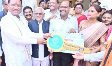 औचक दौरे पर अछोटी पहुंचे मुख्यमंत्री साय, निर्माणाधीन महतारी सदन का लिया जायजा, पानी से की तराई, अटल आवास के हितग्राहियों सौंपी चाबी