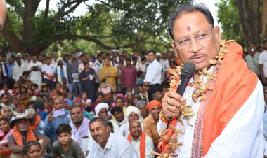 सुशासन तिहार: तेज हवाओं के बीच इस ग्राम में अचानक उतरा मुख्यमंत्री का हेलिकॉप्टर, CM साय के आगमन से गांव में खुशी की लहर, हुआ आत्मीय स्वागत….