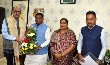 राज्यपाल श्री रमेन डेका से पूर्व नेताप्रतिपक्ष श्री चंदेल एवं हस्त शिल्प विकास बोर्ड की अध्यक्ष श्रीमती राजपूत ने सौजन्य भेंट की