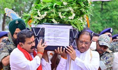मुख्यमंत्री ने नक्सल मुठभेड़ में शहीद जवान मेहुल भाई के पार्थिव शरीर को कंधा देकर दी अंतिम विदाई, कहा – व्यर्थ नहीं जाएगा शहीद जवानों का सर्वोच्च बलिदान