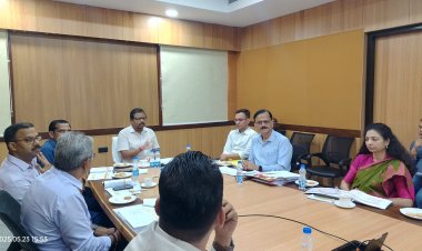 छत्तीसगढ़ सड़क सुरक्षा परिदृश्य की समीक्षा बैठक संपन्न सड़क सुरक्षा उपायों का सबकी सहभागिता से हो बेहतर क्रियान्वयन,