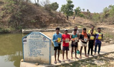 नाला में बने चेक डेम से पानी को तरसते किसानों के चेहरे पर आई मुस्कान