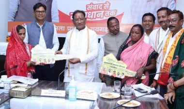 रायगढ़ जिले की बिरहोर महिलाओं को मुख्यमंत्री ने सौंपी पक्के आवास की चॉबी