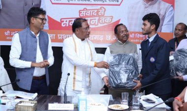 CG : मुख्यमंत्री विष्णुदेव साय ने 10 वीं-12 वीं के मेरिट में स्थान बनाने वाले जिले के 5 छात्रों को प्रदान किया लैपटाप