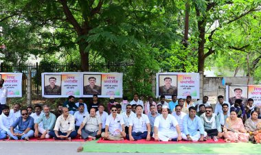 कांग्रेसजनों ने शहीद राजीव पांडेय जी के 38वें पुण्यतिथि पर एवं शहीद कौशल यादव जी को सादर नमन किया एवं श्रद्धांजलि अर्पित की