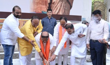 देवी अहिल्या बाई होलकर की 300वीं जयंती के पूर्व  विशेष आयोजन विधायक  पुरंदर मिश्रा ने किया 75 लाख रुपये की लागत से प्रस्तावित नाली निर्माण योजना का भूमि पूजन