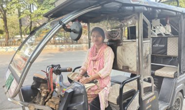 दीदी ई-रिक्शा सहायता योजना से आत्मनिर्भर बनीं श्रीमती भुनेश्वरी