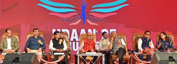 शिक्षा को केवल किताबों तक सीमित नहीं रखना चाहिए, इसे व्यवहारिक ज्ञान से जोड़े - श्री डेकाअंजनेय विश्वविद्यालय के वार्षिक उत्सव के समापन कार्यक्रम में शामिल हुए राज्यपाल