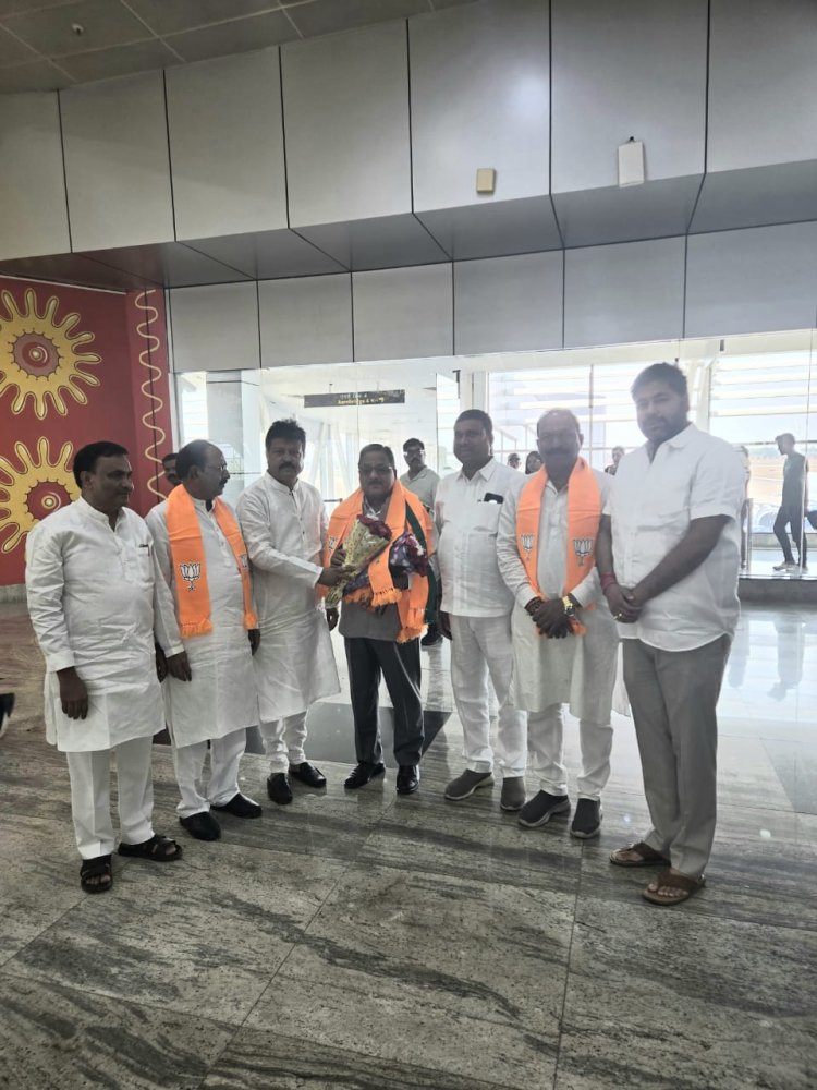 भाजपा राष्ट्रीय महामंत्री  राधा मोहन अग्रवाल  का स्वागत रायपुर एयरपोर्ट पर भाजपा वरिष्ठ नेतागण ने किया।