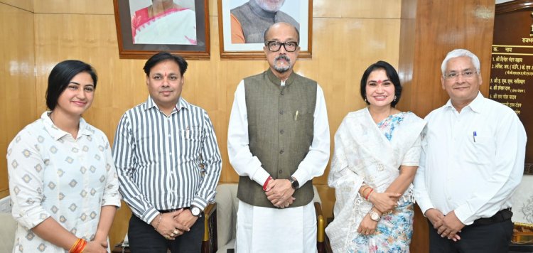 राज्यपाल श्री डेका से छत्तीसगढ़ राज्य केश शिल्प कल्याण बोर्ड के अध्यक्ष ने सौजन्य भेंट की