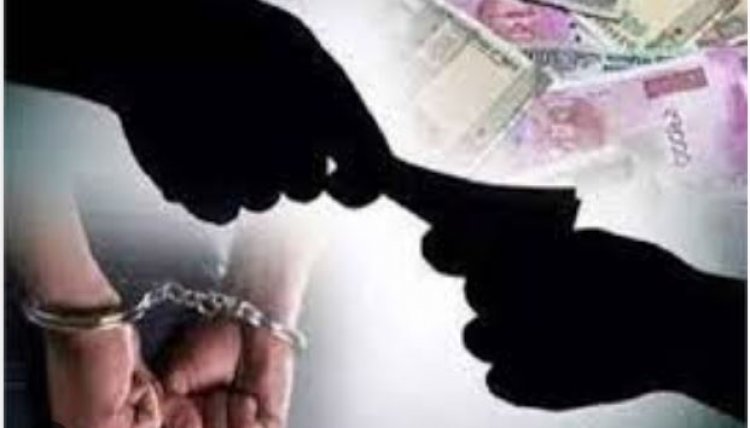 DEO दफ्तर में ACB की बड़ी कार्रवाई, 15 हजार की रिश्वत लेते बाबू रंगे हाथ गिरफ्तार