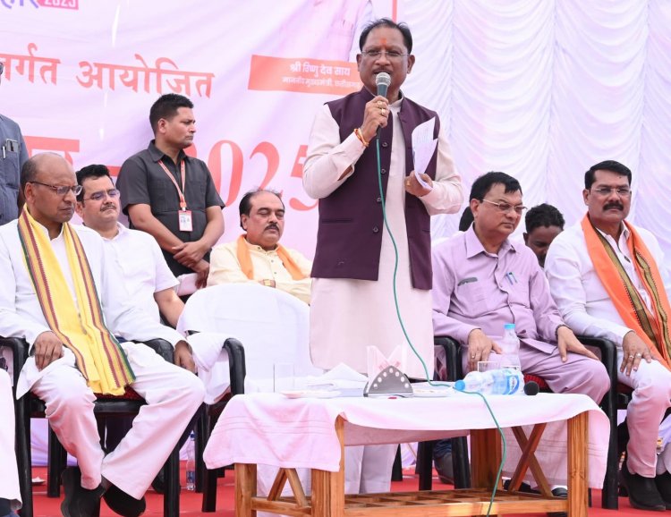 कोरबा जिले के पाली विकासखंड के ग्राम मदनपुर में उतरा मुख्यमंत्री का हेलीकॉप्टर, समाधान शिविर में हुए शामिल