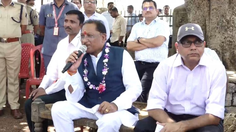 छत्तीसगढ़ के इस जिले में उतरा सीएम साय का हेलीकॉप्टर, बरगद पेड़ के नीचे लगाई चौपाल, की ये बड़ी घोषणाएं….