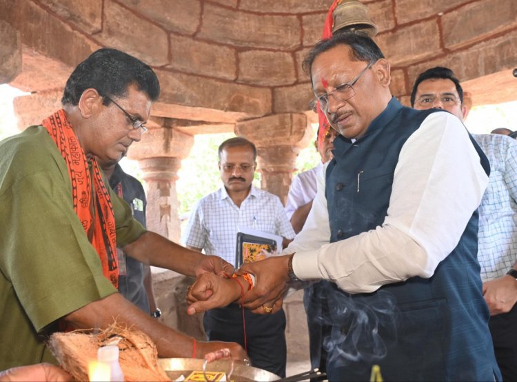 मुख्यमंत्री ने तेरहवीं शताब्दी के प्राचीन शिव व हनुमान मंदिर के किए दर्शन