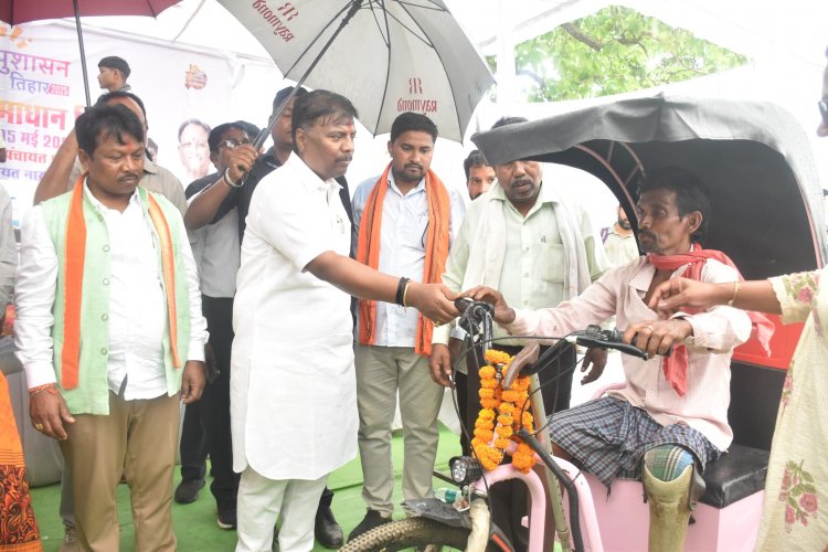  समाधान शिविर में वन मंत्री एवं सांसद ने सौंपी ट्राईसाइकिल, आवाजाही में अब नहीं होगी परेशानी 