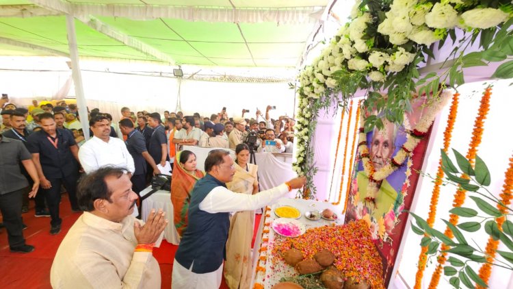 मुख्यमंत्री श्री साय ने स्व.  मोहन लाल कुंभकार को दी श्रद्धांजलि