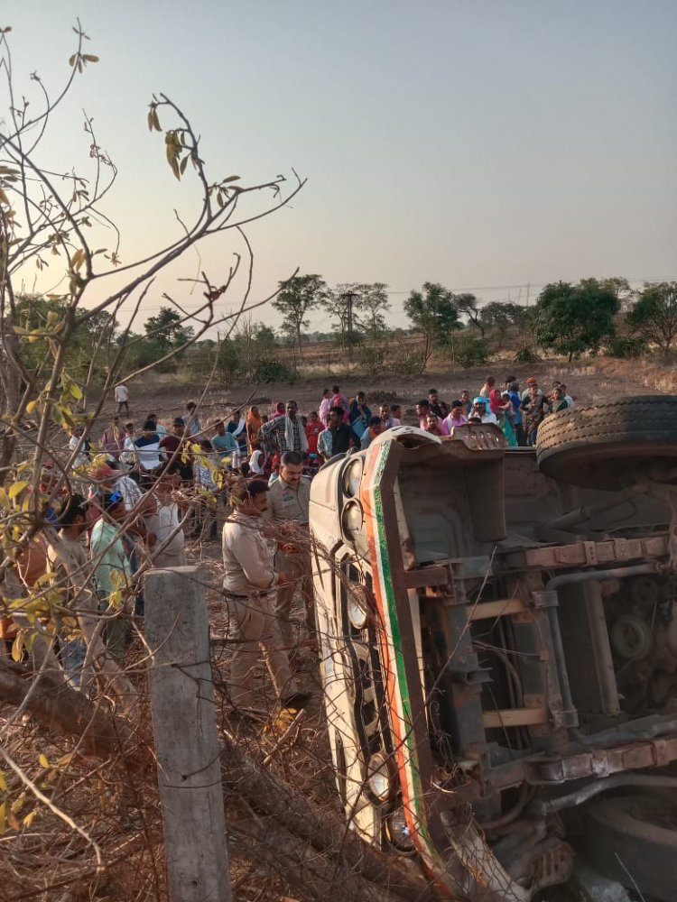 ACCIDENT : चौथिया जा रही माजदा अनियंत्रित होकर पलटी, मची चीख पुकार, 15 घायल, 6 लोगों की हालत नाजुक