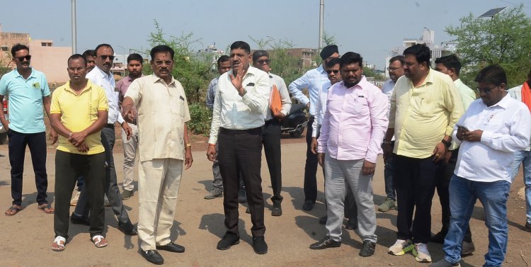 समस्या दूर करने  नन्दकुमार साहू ने कौशल्या माता विहार का किया दौरा*